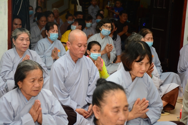 Đêm hoa đăng kỷ niệm đức Phật A-di-đà tại chùa Phước Thiện