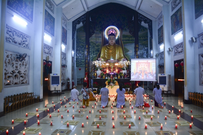 Đêm hoa đăng kỷ niệm đức Phật A-di-đà tại chùa Phước Thiện