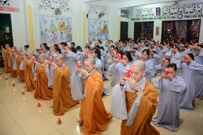 Đêm hoa đăng kỷ niệm đức Phật A-di-đà tại chùa Phước Thiện