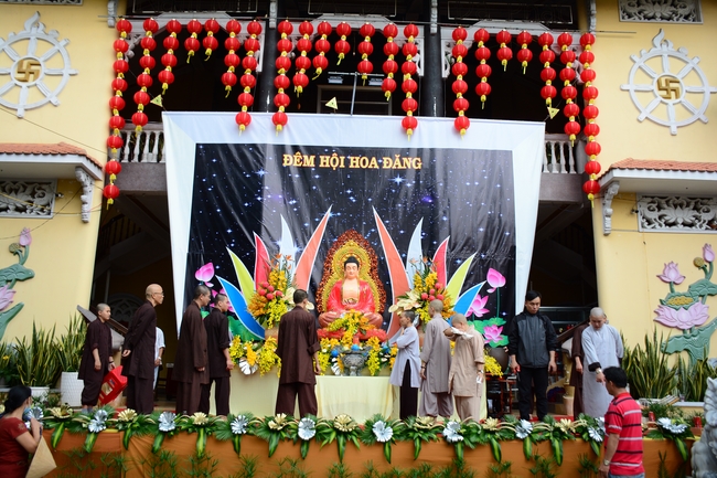 Đêm hoa đăng kỷ niệm đức Phật A-di-đà tại chùa Phước Thiện