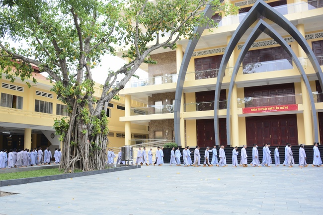 Dharma Talk “Choices” – The 95th Seven-Day Retreat.