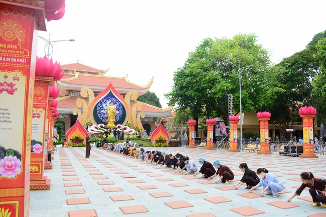 Before G time of Flower Candle Light Ceremony of the  birthday of Amitabha Buddha