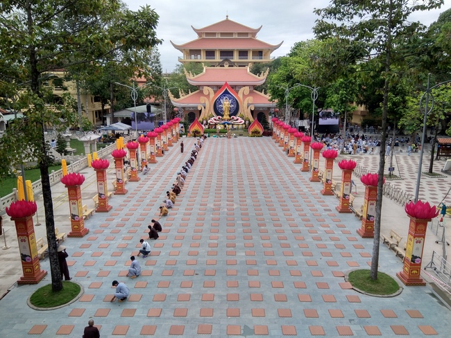Before G time of Flower Candle Light Ceremony of the  birthday of Amitabha Buddha