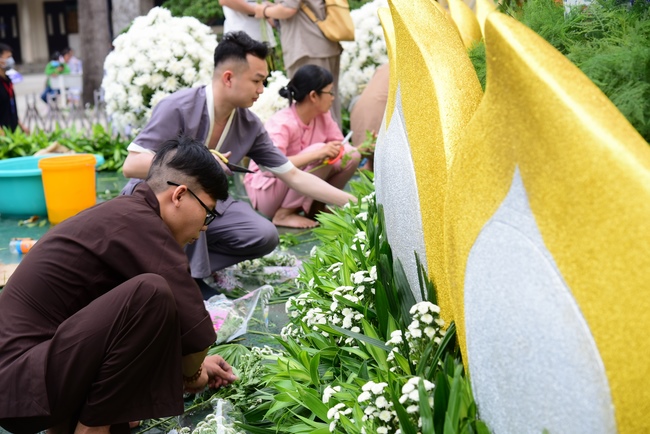 Before G time of Flower Candle Light Ceremony of the  birthday of Amitabha Buddha