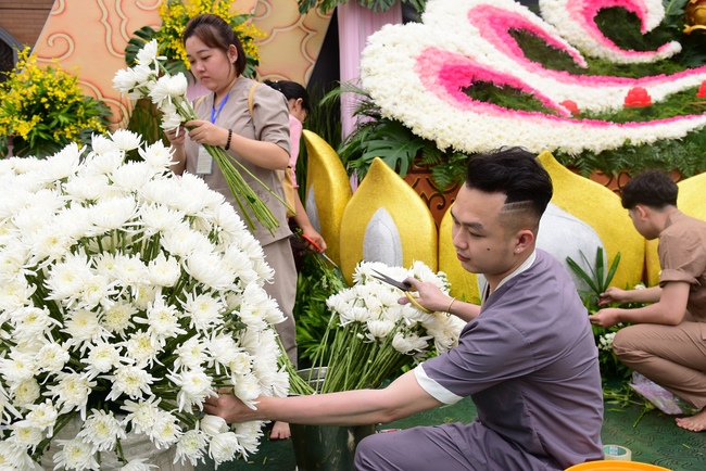 Before G time of Flower Candle Light Ceremony of the  birthday of Amitabha Buddha