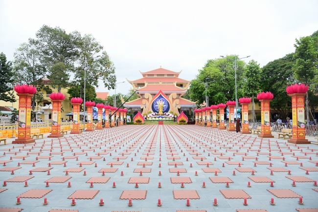 Before G time of Flower Candle Light Ceremony of the  birthday of Amitabha Buddha