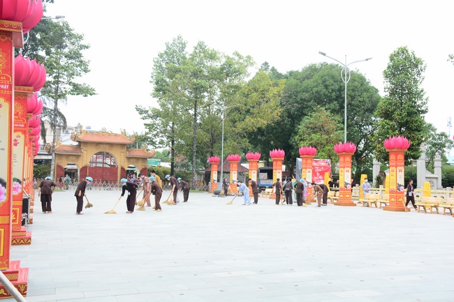 Before G time of Flower Candle Light Ceremony of the  birthday of Amitabha Buddha