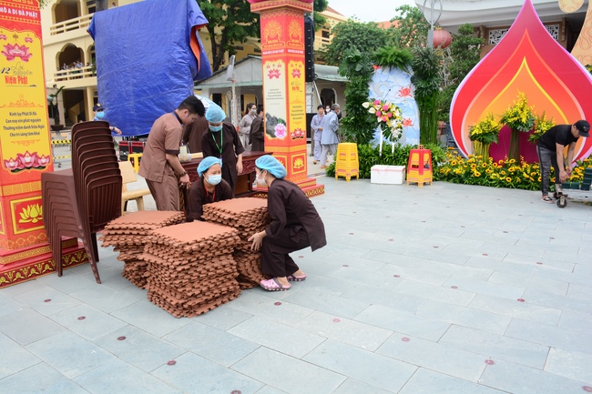 Before G time of Flower Candle Light Ceremony of the  birthday of Amitabha Buddha