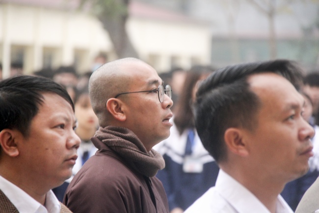 Donating books to Minh Khai High School, Quoc Oai District, Hanoi.
