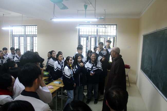 Donating books to Minh Khai High School, Quoc Oai District, Hanoi.