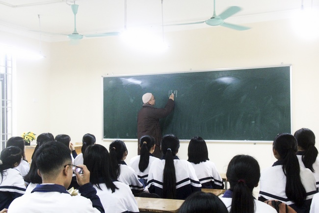 Donating books to Minh Khai High School, Quoc Oai District, Hanoi.