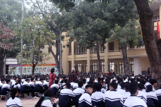 Donating books to Minh Khai High School, Quoc Oai District, Hanoi.