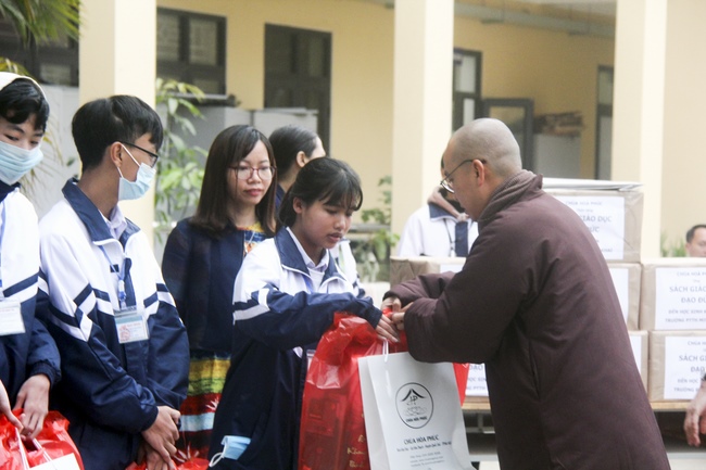 Donating books to Minh Khai High School, Quoc Oai District, Hanoi.