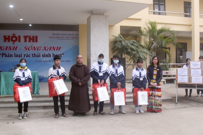 Donating books to Minh Khai High School, Quoc Oai District, Hanoi.