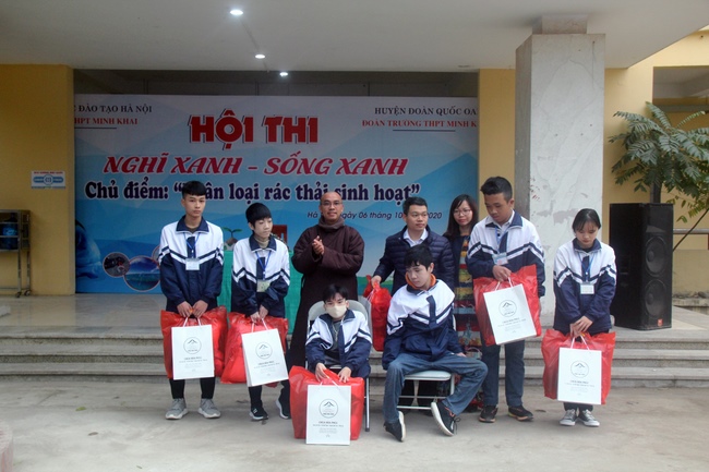 Donating books to Minh Khai High School, Quoc Oai District, Hanoi.