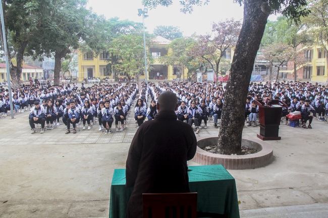 Donating books to Minh Khai High School, Quoc Oai District, Hanoi.