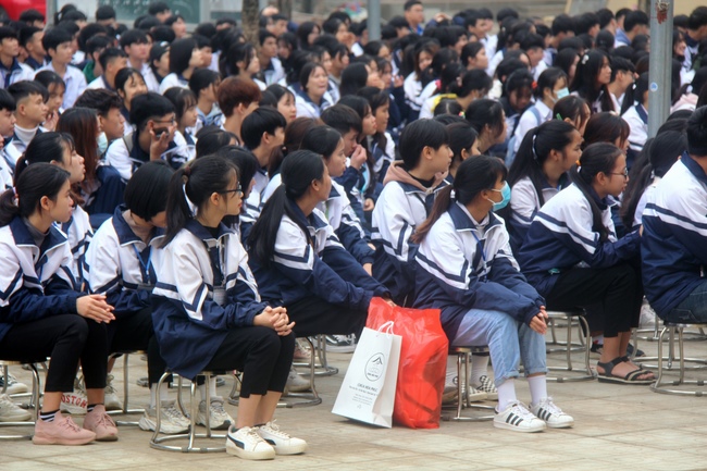 Donating books to Minh Khai High School, Quoc Oai District, Hanoi.