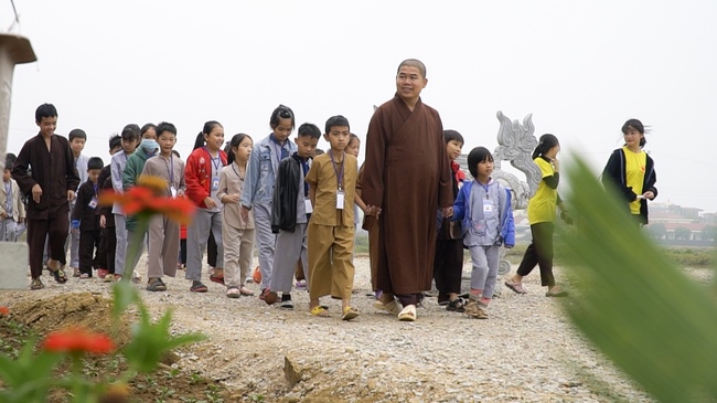 The retreat Sowing seeds lotus at Dong Cao Pagoda