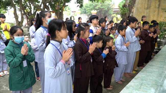 The retreat Sowing seeds lotus at Dong Cao Pagoda