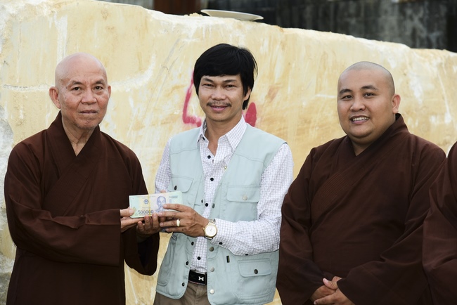 The beginning rite to sculpt the statue Bodhisattva Avalokiteshvara offering to An Son Pagoda