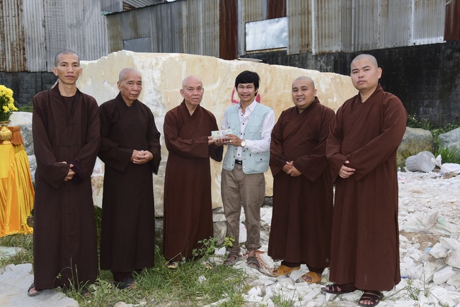 The beginning rite to sculpt the statue Bodhisattva Avalokiteshvara offering to An Son Pagoda