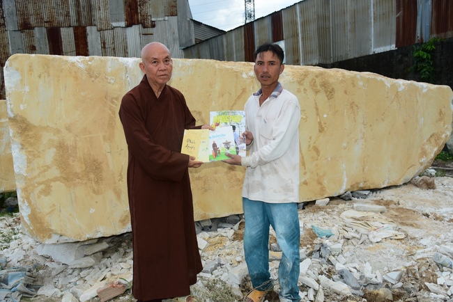 The beginning rite to sculpt the statue Bodhisattva Avalokiteshvara offering to An Son Pagoda