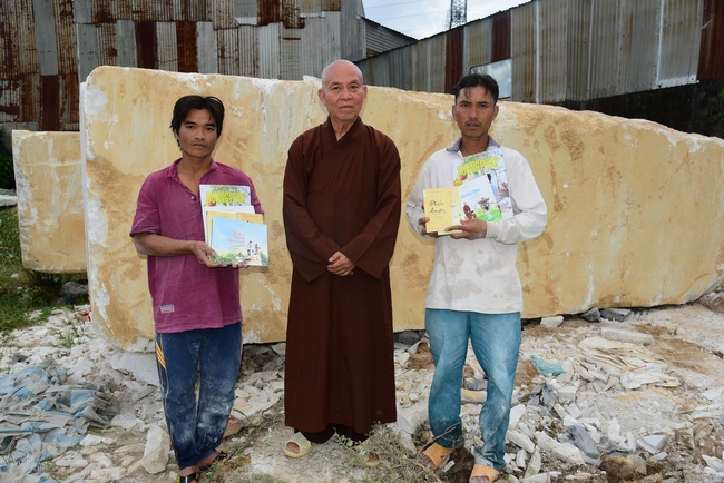 The beginning rite to sculpt the statue Bodhisattva Avalokiteshvara offering to An Son Pagoda
