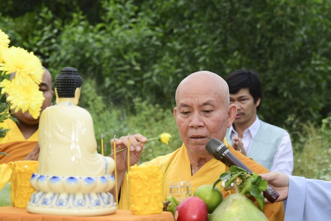 The beginning rite to sculpt the statue Bodhisattva Avalokiteshvara offering to An Son Pagoda