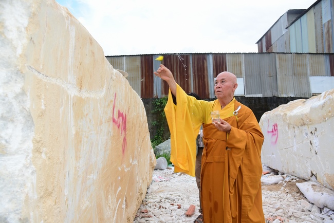 The beginning rite to sculpt the statue Bodhisattva Avalokiteshvara offering to An Son Pagoda