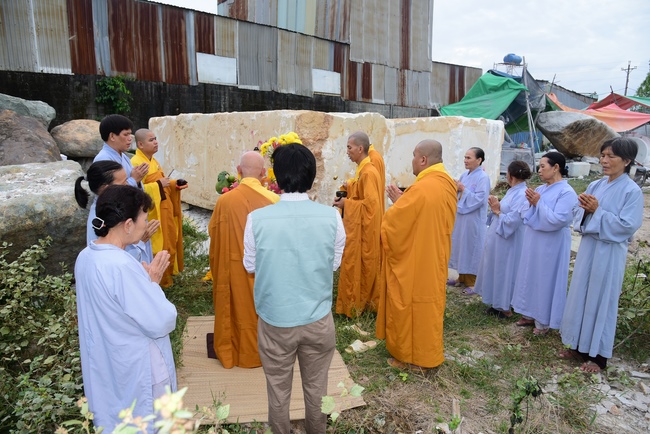 The beginning rite to sculpt the statue Bodhisattva Avalokiteshvara offering to An Son Pagoda