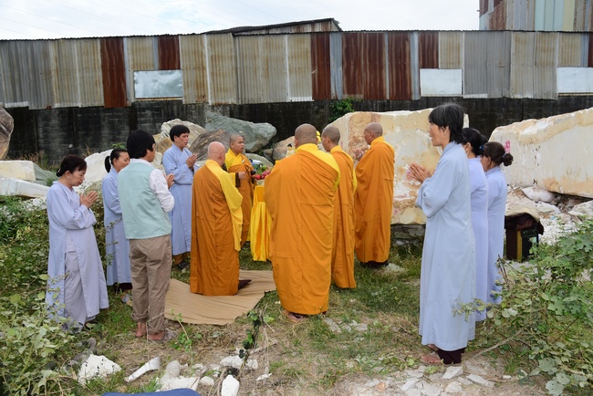 The beginning rite to sculpt the statue Bodhisattva Avalokiteshvara offering to An Son Pagoda