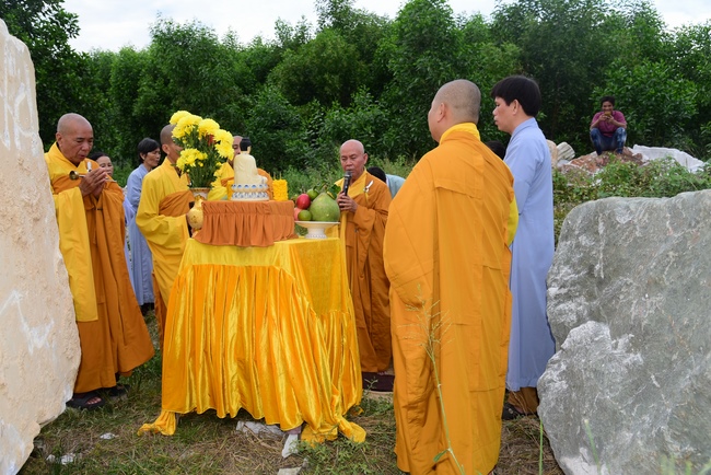The beginning rite to sculpt the statue Bodhisattva Avalokiteshvara offering to An Son Pagoda