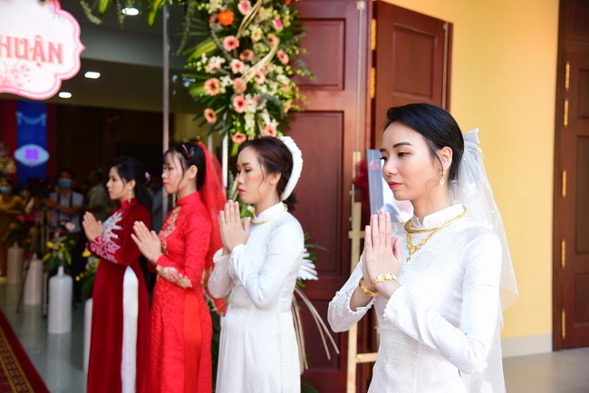 The Wedding Ceremony at the pagoda