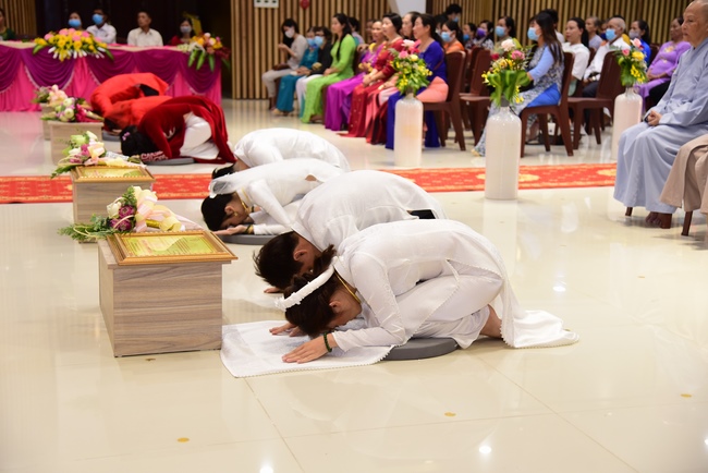 The Wedding Ceremony at the pagoda
