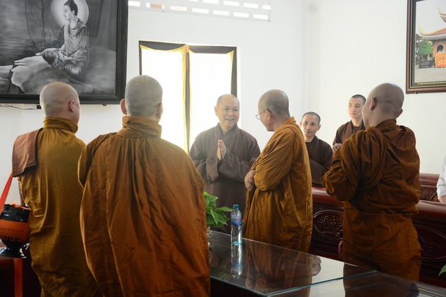 Tue Tam Thien Thu Quan delegation visiting Hoang Phap Pagoda