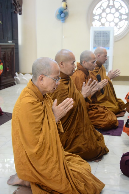 Tue Tam Thien Thu Quan delegation visiting Hoang Phap Pagoda