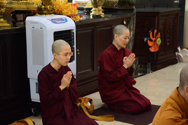 Tue Tam Thien Thu Quan delegation visiting Hoang Phap Pagoda