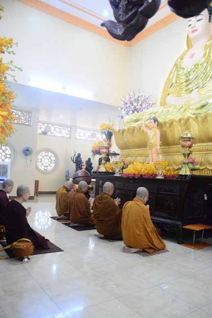 Tue Tam Thien Thu Quan delegation visiting Hoang Phap Pagoda