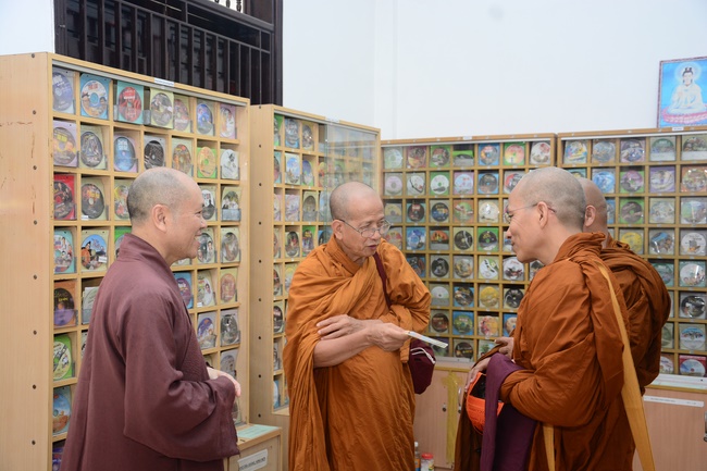 Tue Tam Thien Thu Quan delegation visiting Hoang Phap Pagoda