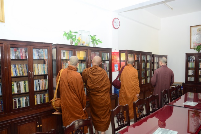 Tue Tam Thien Thu Quan delegation visiting Hoang Phap Pagoda