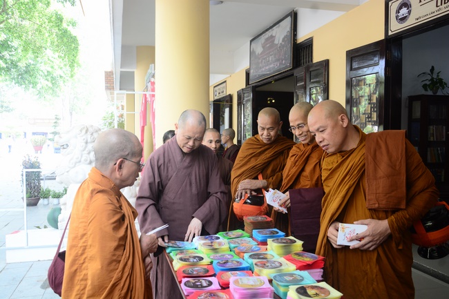 Tue Tam Thien Thu Quan delegation visiting Hoang Phap Pagoda