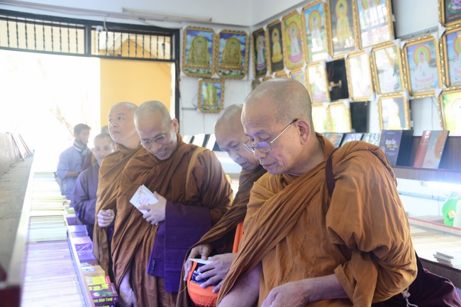 Tue Tam Thien Thu Quan delegation visiting Hoang Phap Pagoda