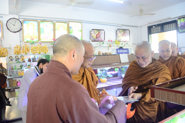 Tue Tam Thien Thu Quan delegation visiting Hoang Phap Pagoda