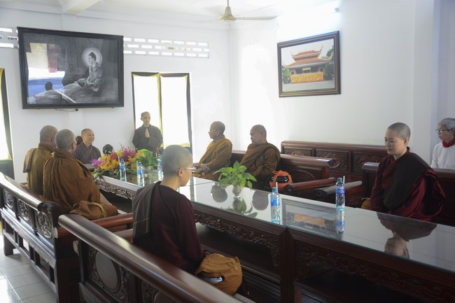 Tue Tam Thien Thu Quan delegation visiting Hoang Phap Pagoda