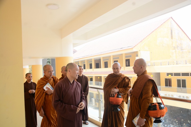Tue Tam Thien Thu Quan delegation visiting Hoang Phap Pagoda