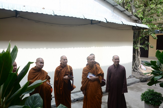 Tue Tam Thien Thu Quan delegation visiting Hoang Phap Pagoda