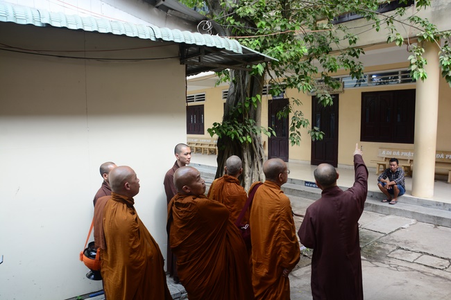 Tue Tam Thien Thu Quan delegation visiting Hoang Phap Pagoda