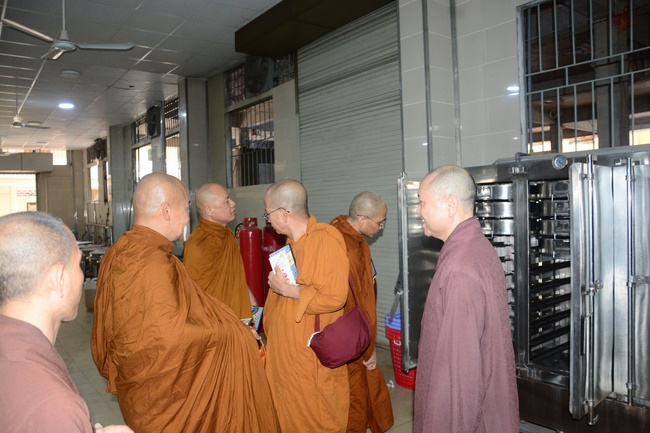 Tue Tam Thien Thu Quan delegation visiting Hoang Phap Pagoda