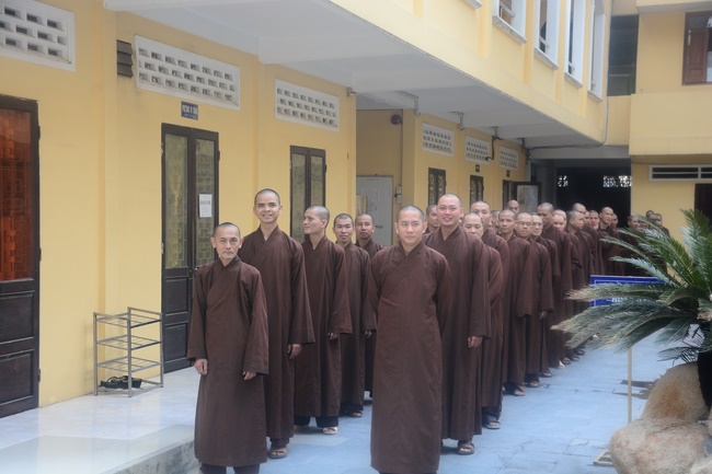 Tue Tam Thien Thu Quan delegation visiting Hoang Phap Pagoda
