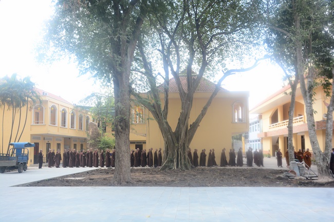 Tue Tam Thien Thu Quan delegation visiting Hoang Phap Pagoda